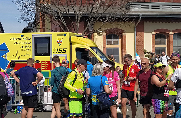 Desítky kolapsů na půlmaratonu v Praze. Záchranáři aktivovali traumaplán