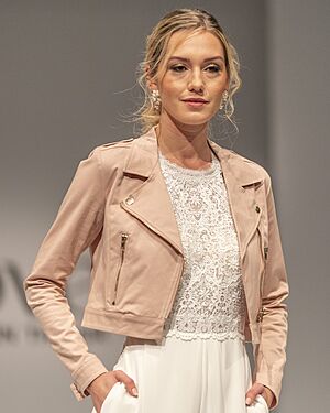 Trochu barvy může do klasického bílého modelu vnést třeba neformální bundička.