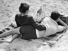 Ruth Orkin: Pár na plái na Coney Islandu (1949) 