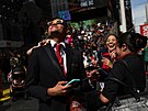 Lidé na Times Square v New Yorku sledují úplné zatmní Slunce. (8. dubna 2024)