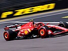 Carlos Sainz Jr. z Ferrari jede tetí trénink na Velkou cenu Japonska.