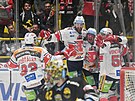 Pardubití hokejisté slaví trefu v zápase s Litvínovem.