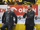Litvínovtí trenéi Robert Reichel a Karel Mlejnek bhem zápasu s Pardubicemi.