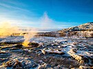 Gejzíry a termální jezírka na geotermálních polích Haukadaluru vypadají jako...
