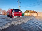 Záchranái zasahují v zaplavené obytné tvrti v ruském Orsku. (6. dubna 2024)