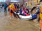 Záchranái zasahují v zaplavené obytné tvrti v ruském Orsku. (7. dubna 2024)