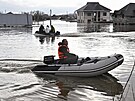 Záchranái zasahují v zaplaveném ruském Orsku. (7. dubna 2024)
