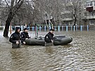 Záchranái zasahují v zaplaveném ruském Orsku. (7. dubna 2024)