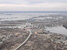 Pohled z vrtulníku ukazuje zaplavenou oblast v Orenburské oblasti v Rusku. (9....