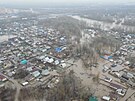 Pohled z vrtulníku ukazuje zaplavenou oblast v Orenburské oblasti v Rusku. (9....