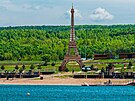 Replika Eiffelovy v�e, kter� bude st�t u jezera Most.