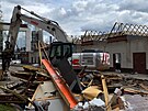 Do konce dubna srovnaj� bagry v Prost�jov� tr�nici se zem�