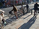 Cyklisté v tokijské tvrti Ginza