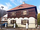 Nkteré domy v Liebiegov msteku zdobí devné okenice s ornamenty.