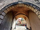 Brána byla symbolickým vstupem do Liebiegova msteka a vedla z ní stará cesta...