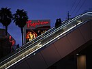 Lidé jedou po eskalátorech ped hotelem a kasinem Tropicana v Las Vegas. (28....