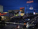 Auta projídjí kolem hotelu a kasina Tropicana na bulváru Las Vegas. (29....