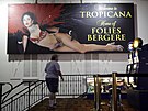 Mu prochází kolem nápisu propagujícího show Les Folies Bergere v Tropican v...