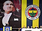 Prezident tureckého Fenerbahce Ali Koc hovoí na mimoádné valné hromad na...