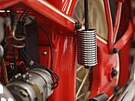 ��st historick�ho motocyklu Jawa 500 OHV z roku 1931, kter� navr�tili p�vodn�...