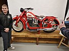 Historick� motocykl Jawa 500 OHV z roku 1931, kter�mu navr�tili p�vodn� kr�su v...