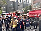 Turetí hasii zasahují u poáru v istanbulské tvrti Beikta. (2. dubna 2024)