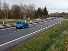 Na �ty�proud� silnici I/13 jsou prvn� omezen� u Dalovic, kde se opravuj�...
