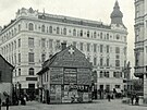 Dobov reklama v Koblin odkazuje na nedalekou proslulou drogerii Jana...