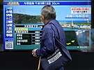 Mu v Tokiu sleduje televizi, která vysílá zprávy o tsunami v oblasti Okinawy....