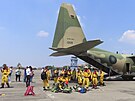 lenové pátracího a záchranného týmu u letounu C-130 tchajwanského letectva se...