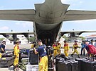 lenové pátracího a záchranného týmu u letounu C-130 tchajwanského letectva se...