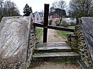 D�ev�n� k�� z pam�tn�ku evangelick�ho kostela se z��til z kamenn�ho podstavce...