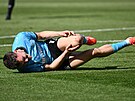 Florian Wirtz z Bayeru Leverkusen zstává leet na trávníku po souboji v utkání...