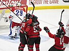 Hokejistky z Kanady se radují z gólu v utkání proti esku.