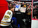 David Pastrák (88) a jeho Boston Bruins mají fandy i v Carolin.