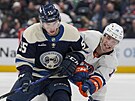 David Jiíek (55) z Columbus Blue Jackets se v zápase s New York Islanders...
