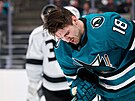 Filip Zadina ze San Jose Sharks zkrvavený v zápase s Los Angeles Kings