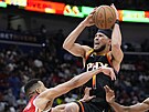 Devin Booker (1) z Phoenix Suns ní nad obranou New Orleans Pelicans.