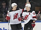 Ondej Palát (18) a Tomá Nosek (92) slaví gól New Jersey Devils.