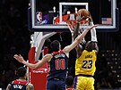 LeBron James (23) z Los Angeles Lakers smeuje do koe Washington Wizards,...