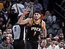 Devin Booker z Phoenix Suns se raduje ze své trojky.