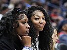 Amani Bartlettová (vlevo) a Angel Reeseová, basketbalistky LSU, sledují zápas...