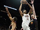 Jarrett Allen (31) z Cleveland Cavaliers míí ke koi Phoenix Suns kolem Erica...