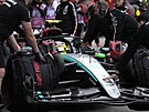 Mechanici ve stáji Mercedes chystají vz pro Lewise Hamiltona.