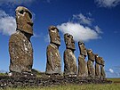 Velikononí ostrov - Moai na ahu Akivi jsou jedny z mála soch, které se dívají...