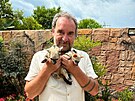editel krlovdvorskho safari parku Pemysl Rabas pi veterinrn kontrole...