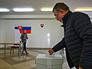Druhé kolo pímé volby nového slovenského prezidenta zaalo. Volební místnosti...