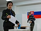Druhé kolo pímé volby nového slovenského prezidenta zaalo. Volební místnosti...