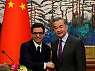 Francouzský ministr zahranií Stéphane Séjourné (vlevo) v Pekingu jednal se...