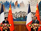Francouzský ministr zahranií Stéphane Séjourné (vlevo) v Pekingu jednal se...